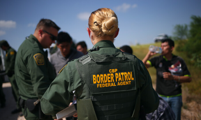 Agentes de la Patrulla Fronteriza de Estados Unidos detienen a inmigrantes ilegales tras cruzar la frontera de México a Estados Unidos en McAllen, Texas, el 7 de agosto de 2015. (John Moore/Getty Images)