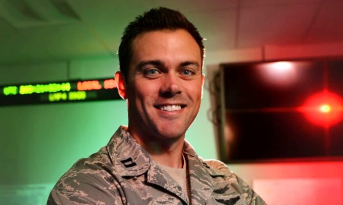 El entonces capitán Matthew Lohmeier, jefe de entrenamiento del Bloque 10 del Grupo de Operaciones 460, en la Base de la Fuerza Aérea de Buckley, Colorado, el 22 de julio de 2015. (Darren Scott/Fuerza Aérea de EE. UU.)