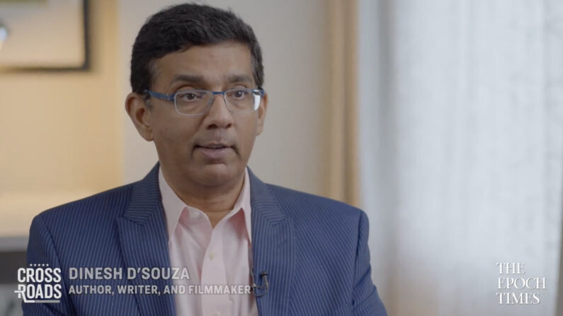 Dinesh D'Souza en entrevista con el programa "Crossroads" de The Epoch Times. (Captura de pantalla de The Epoch Times)