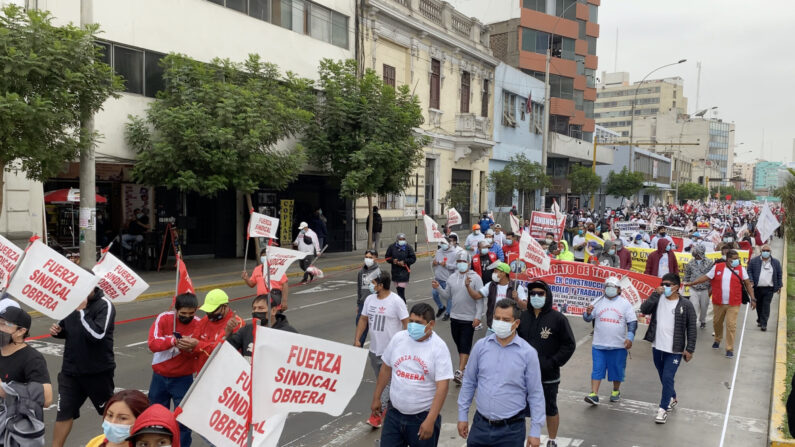 Peruanos participan en la "Marcha para la defensa de la democracia y contra la amenaza comunista", el 20 de mayo en Lima, Perú. (The Epoch Times)