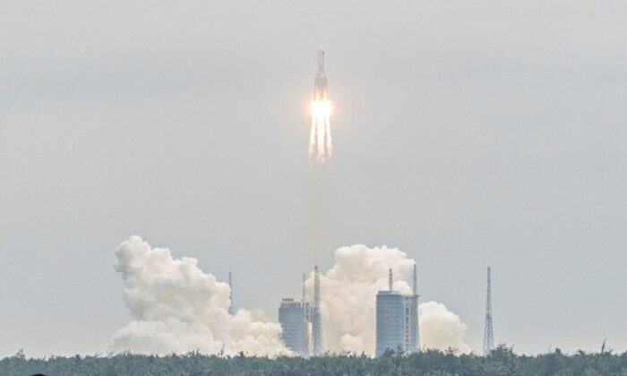 El cohete Long March 5B, que transporta el módulo central de la estación espacial Tianhe de China, despega del Centro de Lanzamiento Espacial Wenchang, en la provincia de Hainan, en el sur de China, el 29 de abril de 2021. (STR/AFP a través de Getty Images)