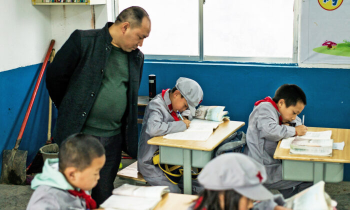 Un profesor supervisa a los alumnos de la escuela primaria Yang Dezhi "Ejército Rojo" en Wenshui, condado de Xishui, en la provincia de Guizhou, China, el 7 de noviembre de 2016. (Fred Dufour/AFP vía Getty Images)