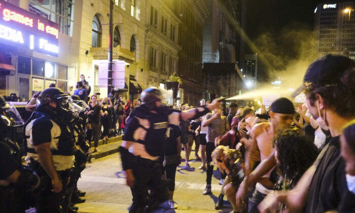 La policía y los manifestantes chocan después de que una manifestación pacífica, cerca de la Cámara de Representantes de Ohio, se convirtió en un motín, en Columbus, Ohio, el 28 de mayo de 2020. (Matthew Hatcher/Getty Images)