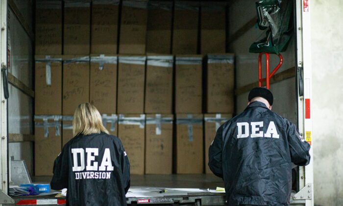 Miembros de la DEA colocan en bolsas de plástico los medicamentos recetados recogidos durante el Día de la Devolución de Medicamentos en White Plains, Nueva York, el 24 de abril de 2021. (Kena Betancur/AFP vía Getty Images)