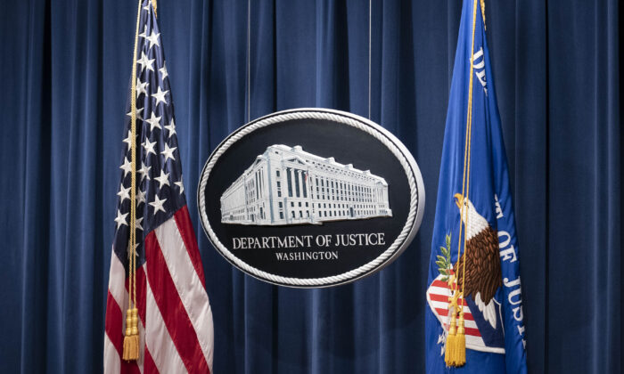 Cartel del Departamento de Justicia antes de una conferencia de prensa en Washington, el 12 de enero de 2021. (Sarah Silbiger/POOL/AFP vía Getty Images)