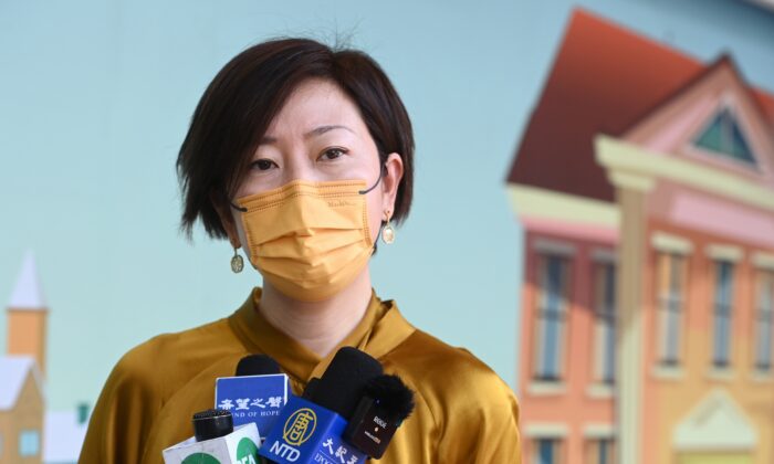 Sarah Liang, reportera de la edición de Hong Kong de The Epoch Times, habla con medios de comunicación locales en el exterior del Hospital Reina Isabel de Hong Kong el 11 de mayo de 2021. (Song Pi-lung/The Epoch Times)