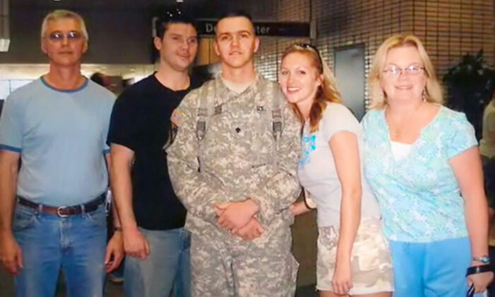 Una foto con Deanna (der), Joel en uniforme (centro), su marido (izq) y otros integrantes de la familia. (Cortesía de Deanna House)