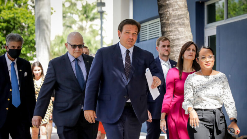 El gobernador de Florida, Ron DeSantis, llega antes de firmar el proyecto de ley del Senado 7072 en la Universidad Internacional de Florida en Miami el 24 de mayo de 2021. (Samira Bouaou/The Epoch Times)