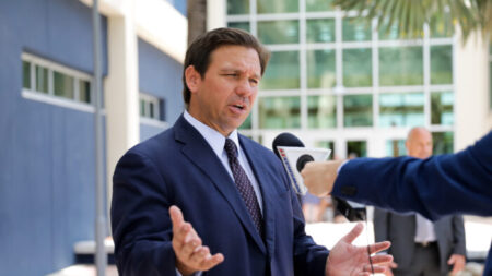 DeSantis: Estados que mantuvieron a niños fuera de escuelas durante cierres destruyeron su futuro