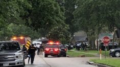 5 inmigrantes ilegales enfrentan cargos tras descubrirse a 97 personas apiñadas en una casa en Houston
