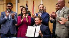 DeSantis firma ley contra la censura de las Big Tech hacia residentes de Florida