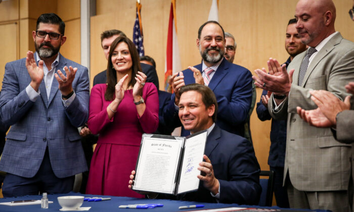 El gobernador de Florida, Ron DeSantis, firma la ley del proyecto de ley del Senado 7072 en la Universidad Internacional de Florida en Miami el 24 de mayo de 2021. (Samira Bouaou/The Epoch Times)