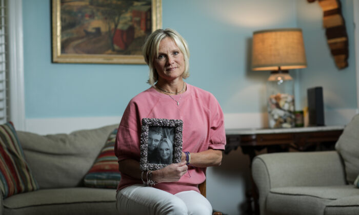 Michele Holbrook sostiene una foto de su hijo Chandler Cook, que murió de sobredosis, en su casa de Fernandina Beach, Florida, el 19 de mayo de 2021. (Samira Bouaou/The Epoch Times)