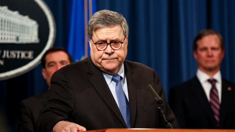 El fiscal general Bill Barr y funcionarios de justicia dan una conferencia de prensa en el Departamento de Justicia en Washington el 13 de enero de 2020. (Charlotte Cuthbertson/The Epoch Times)