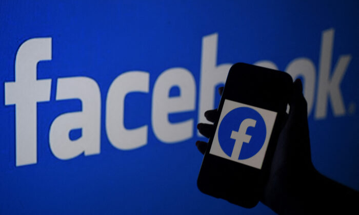 En esta ilustración fotográfica, la pantalla de un teléfono inteligente muestra el logotipo de Facebook en el fondo de un sitio web de Facebook, en Arlington, Virginia, el 7 de abril de 2021. (Olivier Douliery/AFP a través de Getty Images)