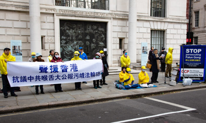 El Dr. Wei Liu, presidente de la Asociación de Falun Dafa en Reino Unido, habla durante una protesta frente a la embajada china en Londres después de que Ta Kun Pao, un medio de comunicación de Hong Kong que es considerado un portavoz del PCCh, publicara una serie de artículos difamatorios sobre Falun Gong, en Londres, el 4 de mayo de 2021. (Roger Luo/NTD)