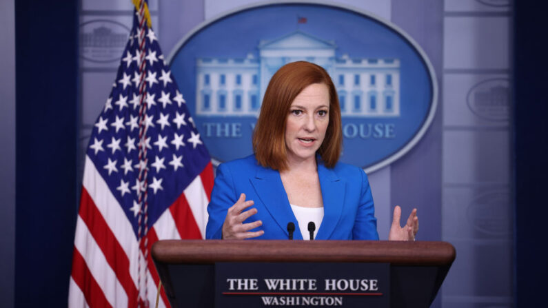 La secretaria de prensa de la Casa Blanca, Jen Psaki, habla en una rueda de prensa diaria en la Sala de Prensa James Brady de la Casa Blanca el 17 de mayo de 2021 en Washington, DC. (Anna Moneymaker/Getty Images)