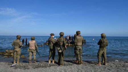 España moviliza al Ejército para frenar la oleada migratoria desde Marruecos