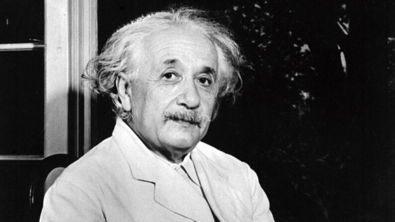 Retrato sin fecha del físico suizo-estadounidense de origen alemán Albert Einstein (1879-1955), autor de la teoría de la relatividad, galardonado con el Premio Nobel de Física en 1921. (AFP/Getty Images)