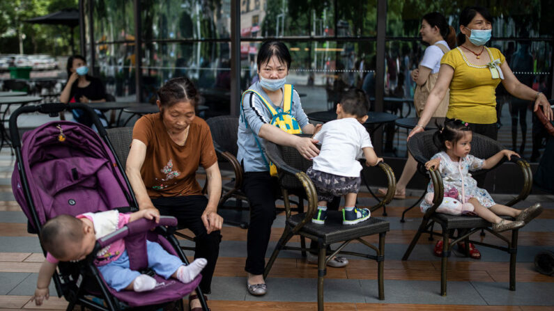 La gente atiende a sus niños en una plaza comunitaria el 31 de mayo de 2021 en Wuhan, China. (Getty Images)