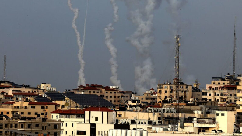 Se disparan cohetes desde la ciudad de Gaza, controlada por el grupo terrorista islámico Hamás, hacia Israel el 10 de mayo de 2021. (Mahmud Hams/AFP vía Getty Images)