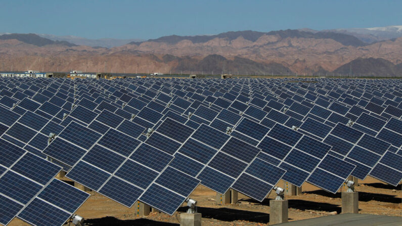 Grandes paneles solares son vistos en una planta de energía solar en Hami, región autónoma de Xinjiang Uygur, en el noroeste de China, el 8 de mayo de 2013. (STR/AFP vía Getty Images)