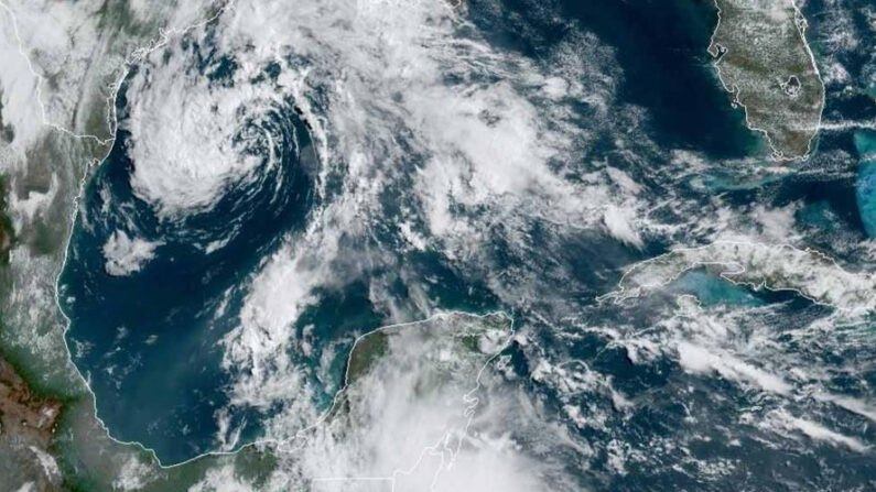 Fotografía satelital cedida, por la Oficina Nacional de Administración Oceánica y Atmosférica (NOAA) a través del Centro Nacional de Huracanes (NHC) de Estados Unidos donde se muestra la ubicación del sistema de baja presión en el Golfo de México a las 10:41 hora local (14.10 GMT) del 21 de mayo de 2021. EFE/ Noaa-nhc