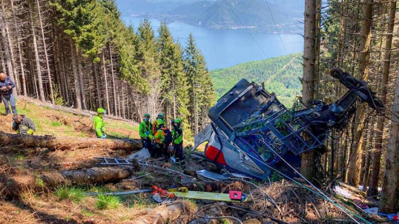 Una vista muestra los restos de la cabina en las laderas del pico Mottarone por encima de Stresa, Piamonte (Italia), tras un accidente de teleférico el 23 de mayo de 2021 que mató a 14 personas. EFE/EPA/CNSAS