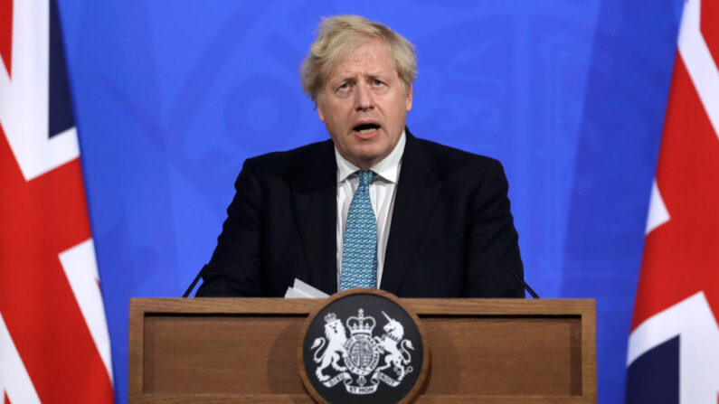 El primer ministro británico, Boris Johnson, habla en una rueda de prensa sobre el actual brote de coronavirus en Downing Street el 14 de mayo de 2021 en Londres, Inglaterra. (Matt Dunham-WPA Pool/Getty Images)