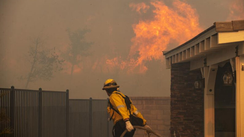 Un incendio en un barrio costero de Los Ángeles, que ha quemado más de 530 hectáreas, ha provocado la evacuación de más de 1000 personas en las últimas horas, informaron este lunes 17 de mayo autoridades locales. EFE/EPA/ETIENNE LAURENT/Archivo