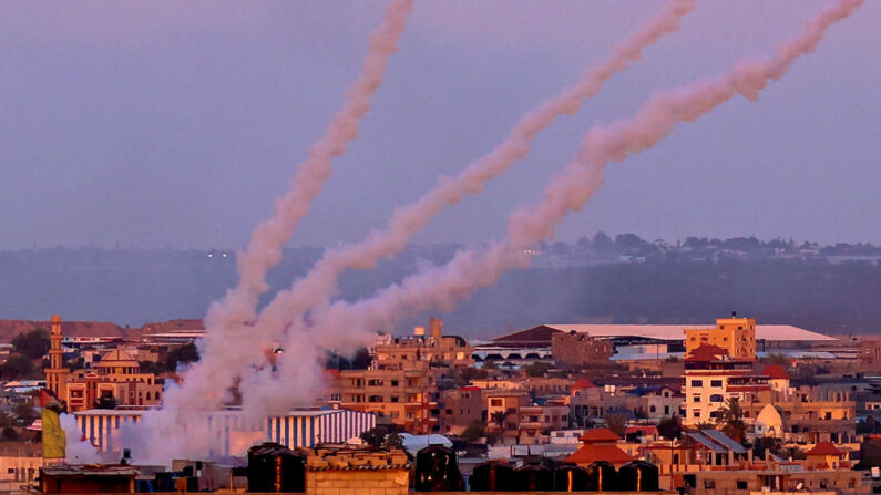 Se lanzan cohetes hacia Israel desde el sur de la Franja de Gaza, el 17 de mayo de 2021. (Said Khatib/AFP vía Getty Images)