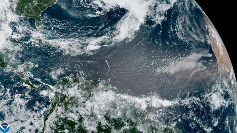 Fotografía satelital cedida por la Oficina Nacional de Administración Oceánica y Atmosférica (NOAA) a través del Centro Nacional de Huracanes (NHC) de Estados Unidos donde se muestra la situación en El Caribe a las 9:10 hora local (13.10 GMT) del jueves 20 de mayo. EFE/NOAA-NHC