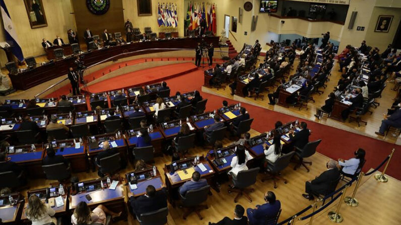 Fotografía del acto de posesión de los 84 diputados electos en los comicios del pasado 28 de febrero en El Salvado, en la Asamblea Legislativa para el período 2021-2024 en San Salvador (El Salvador). EFE/Rodrigo Sura/Archivo
