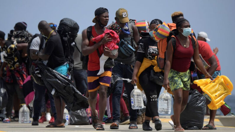 El secretario de Seguridad Nacional de Estados Unidos (DHS), Alejandro Mayorkas, anunció el sábado en un comunicado la decisión de designar a Haití como beneficiario del Estatus de Protección Temporal (TPS) por 18 meses. (Raul ArboledaA/AFP via Getty Images)