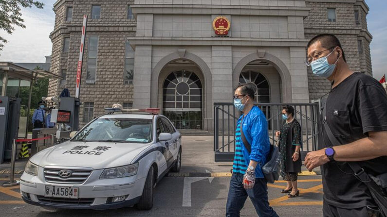 Un grupo de personas pasa por delante del Tribunal Popular Intermedio donde se espera que el escritor australiano Yang Hengjun sea juzgado, en Beijing, China, el 27 de mayo de 2021. EFE/EPA/ROMAN PILIPEY