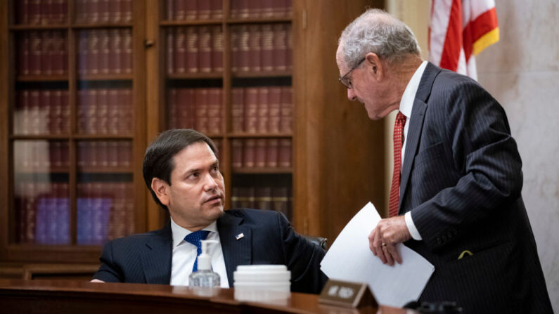 Los senadores republicanos Marco Rubio (i) habla con el senador Jim Risch (republicano de ID) en una audiencia celebrada el 10 de junio de 2020 en Washington, DC. (Al-Drago-Pool/Getty Images)