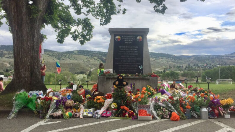 El 31 de mayo de 2021, en Kamloops (Columbia Británica), se llevan flores y homenajes al monumento al internado indio de Kamloops, en recuerdo de los 215 cuerpos de niños encontrados en el emplazamiento del internado. (Nicholas Rausch/AFP vía Getty Images)