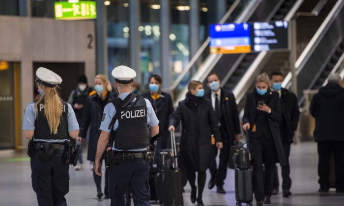 La Policía de Fronteras camina en la Terminal 1 del Aeropuerto de Frankfurt en Frankfurt, Alemania, el 28 de enero de 2021. (Thomas Lohnes/Getty Images)