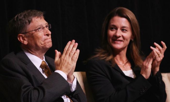Bill Gates (izq.), fundador de Microsoft, y su esposa, Melinda, asisten a la entrega del premio William Fulbright 2010, en la Biblioteca del Congreso, en octubre de 2010. (Win McNamee/Getty Images)