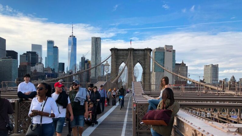 Turistas y viajeros cruzan el puente de Brooklyn en Nueva York el 27 de septiembre de 2018. (Daniel Slim/AFP vía Getty Images)