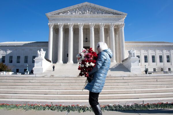 Una mujer ayuda a colocar 3000 claveles para representar los aproximadamente 3000 abortos que se producen en Estados Unidos cada día, en el 46º aniversario de la decisión Roe vs. Wade, frente a la Corte Suprema de Estados Unidos, en Washington, el 22 de enero de 2019. (Jim Watson/AFP vía Getty Images)