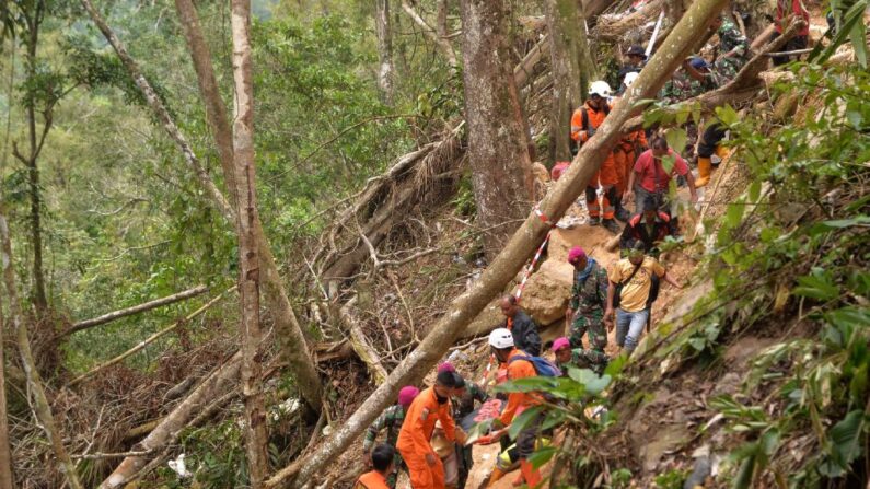 En una foto de archivo, miembros de un equipo de búsqueda y rescate de Indonesia llevan a un sobreviviente después de que una mina se derrumbó en Bolaang Mongondow, Sulawesi del Norte, el 28 de febrero de 2019. (Ungke Pepotoh/AFP vía Getty Images)
