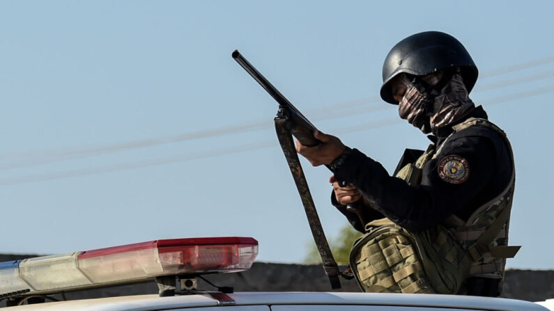 Miembros de la Policía Nacional patrullan la ciudad en Maracaibo, en el estado fronterizo de Zulia (Venezuela) el 13 de marzo de 2019. (Juan Barreto/AFP vía Getty Images)