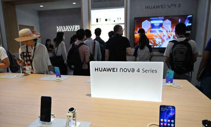 Unas personas miran los nuevos smartphones de Huawei en el stand de la compañía durante el Salón de la Electrónica de Consumo Ces Asia 2019 en Shanghai el 11 de junio de 2019. (HECTOR RETAMAL/AFP vía Getty Images)