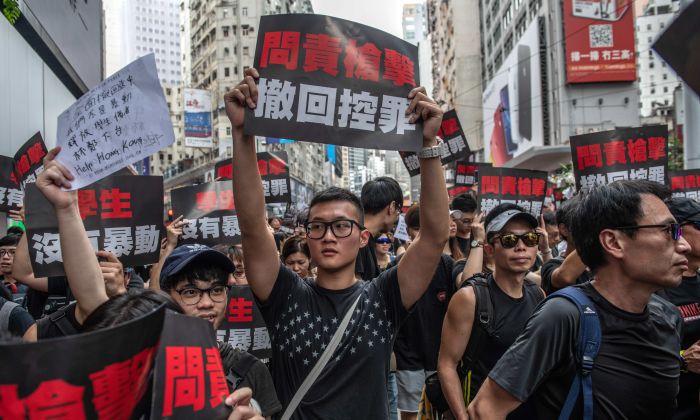 Un grupo de manifestantes exige que las autoridades retiren por completo el proyecto de ley de extradición, ahora suspendido, y dejen de calificar las manifestaciones como "disturbios" el 16 de junio de 2019 en Hong Kong. (Carl Court/Getty Images)