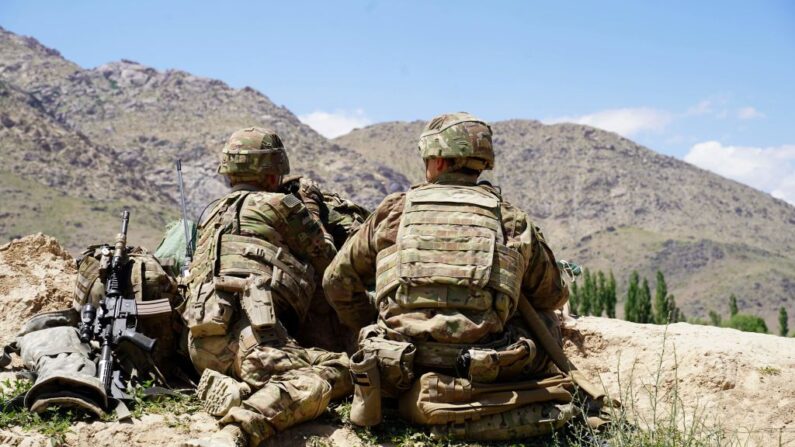 En esta foto tomada el 6 de junio de 2019, soldados estadounidenses observan las laderas durante una visita del comandante de las fuerzas de Estados Unidos y la OTAN en Afganistán, el general Scott Miller, al puesto de control del Ejército Nacional Afgano (ANA) en el distrito de Nerkh de la provincia de Wardak. (Thomas Watkins/AFP vía Getty Images)