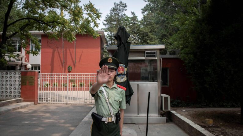 Un policía paramilitar señala fuera de la embajada de Bélgica en Beijing el 19 de junio de 2019. (NICOLAS ASFOURI /AFP vía Getty Images)

