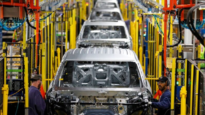 Los trabajadores ensamblan coches en la recién renovada planta de montaje de Ford, en Chicago, el 24 de junio de 2019. (Jim Young/AFP vía Getty Images)