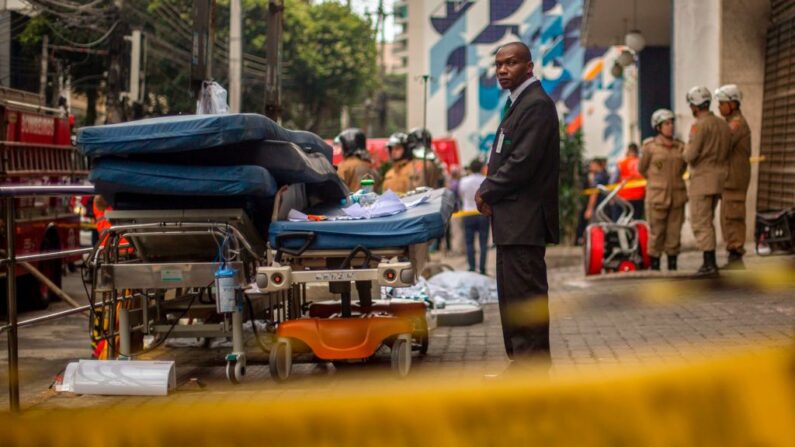 En una foto de archivo un oficial de seguridad cuida el equipo médico dejado fuera del Hospital privado Badim tras un incendio en el barrio de Tijuca, Río de Janeiro, Brasil, el 13 de septiembre de 2019. (Mauro Pimentel / AFP vía Getty Images)