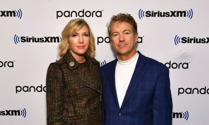 El senador Rand Paul (R-Ky.) y su esposa y escritora, Kelley Paul, visitan SiriusXM, en la ciudad de Nueva York, el 11 de octubre de 2019. (Slaven Vlasic/Getty Images para SiriusXM)